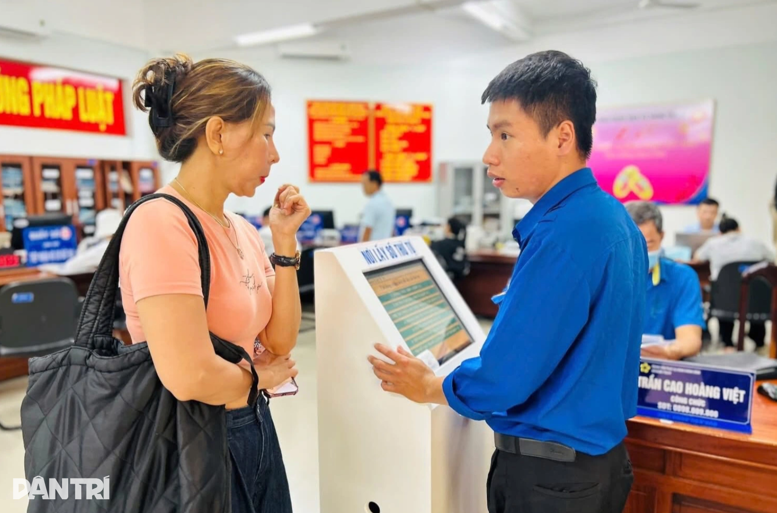 “Người Nội vụ” làm ngày, làm đêm để phục vụ người dân tốt hơn - 7 “Người Nội vụ” làm ngày, làm đêm để phục vụ người dân tốt hơn - 7