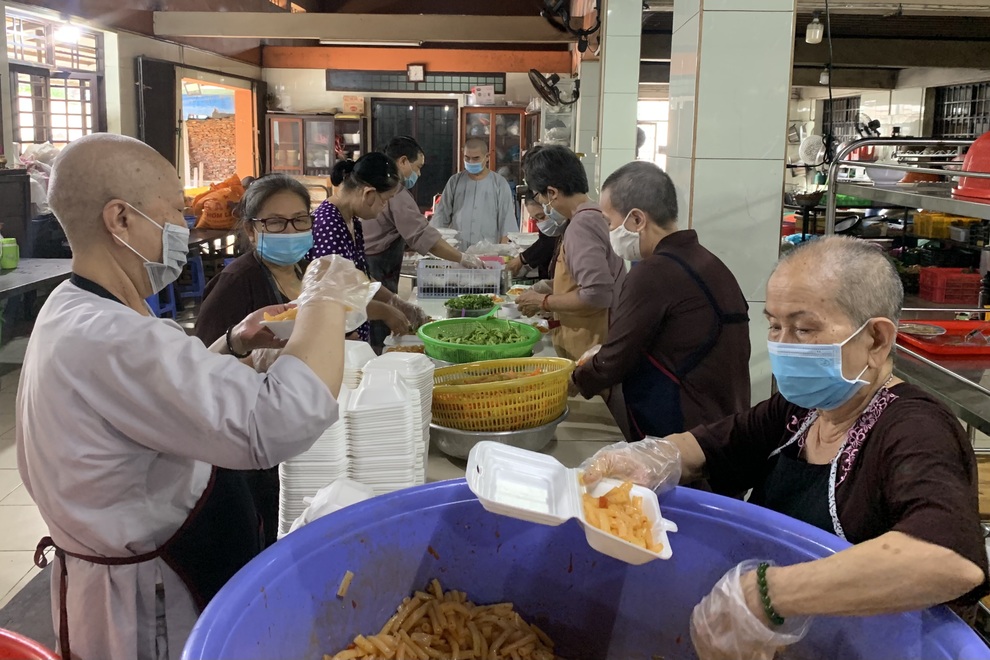 Hàng ngàn suất cơm đầy nghĩa tình và sự tận tâm đã được trao đi - 11 Hàng ngàn suất cơm đầy nghĩa tình và sự tận tâm đã được trao đi - 11