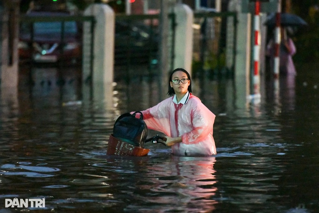 Lượng mưa ở Hà Nội ngày 30/9 bằng một nửa trận ngập lụt lịch sử năm 2008 - 2 Lượng mưa ở Hà Nội ngày 30/9 bằng một nửa trận ngập lụt lịch sử năm 2008 - 2