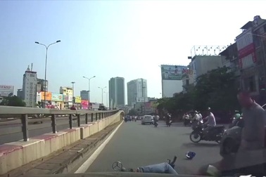 Đâm sầm vào ôtô vì thiếu quan sát