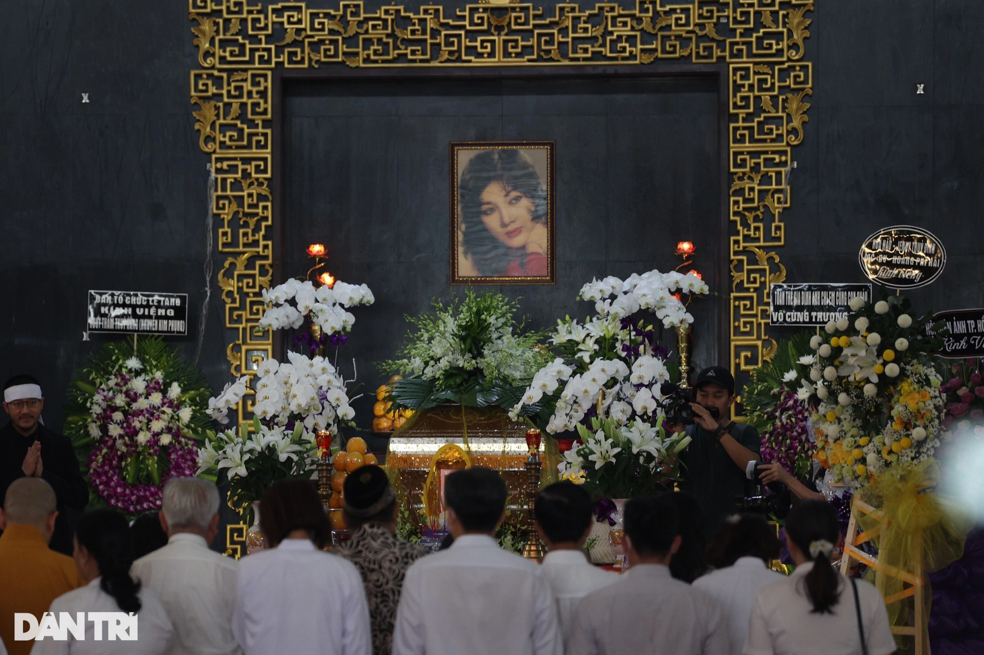 Đám tang minh tinh Thẩm Thúy Hằng: Các con tề tựu, NSND Kim Cương bật khóc - 3 Đám tang minh tinh Thẩm Thúy Hằng: Các con tề tựu, NSND Kim Cương bật khóc - 3