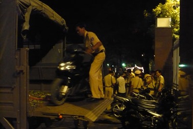 Tạm giữ phương tiện của hàng trăm CĐV ăn mừng kiểu “quá khích”