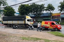 5 xe tông liên hoàn trước chợ đầu mối ở TPHCM, 2 người tử vong