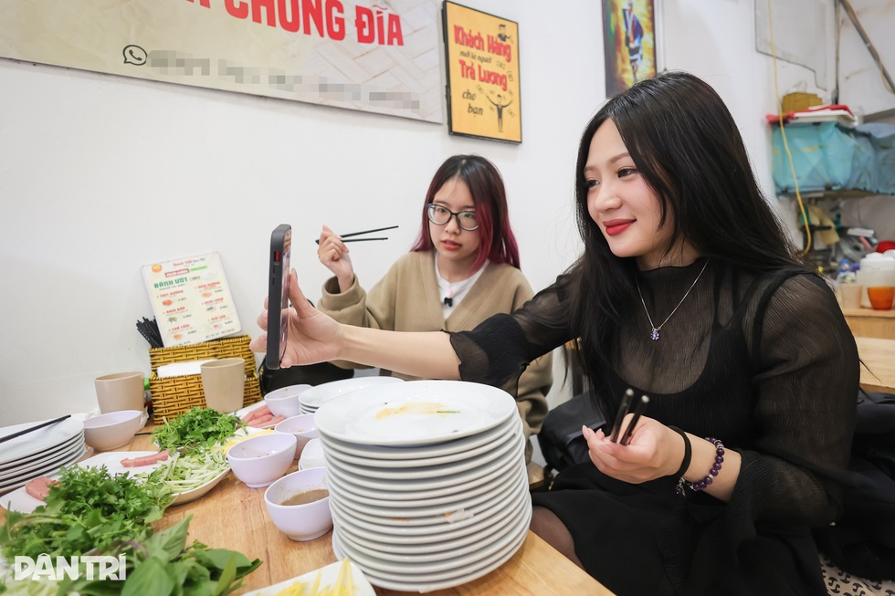 Hà Nội: Quán bánh ướt đĩa chồng đĩa, hút khách bởi cách ăn độc đáo - 8 Hà Nội: Quán bánh ướt đĩa chồng đĩa, hút khách bởi cách ăn độc đáo - 8