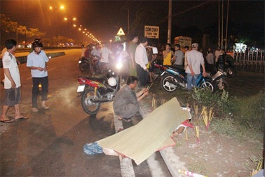 Một thượng tá quân đội ngồi chết bên đường