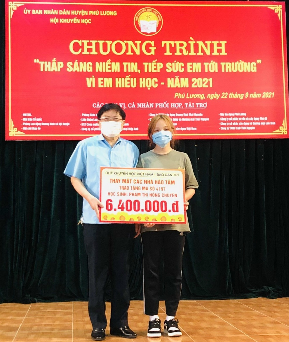 Trao quà_Chuyên_Thái Nguyên_Hương Hồng_2.jpg Trao quà_Chuyên_Thái Nguyên_Hương Hồng_2.jpg