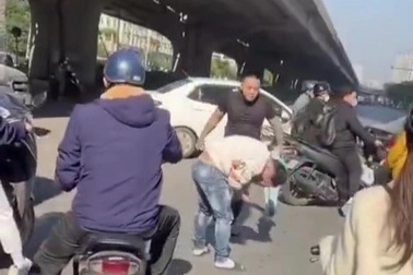 Tạm giữ nam thanh niên hành hung tài xế ô tô ở Hà Nội