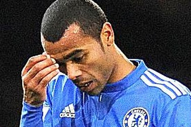 Barcelona, Real Madrid sẵn sàng “cứu rỗi” Ashley Cole