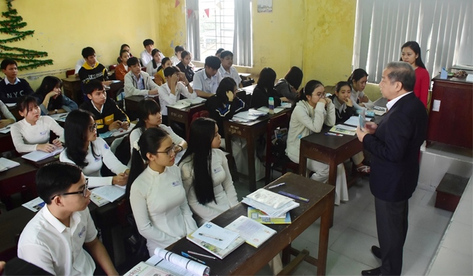 Chủ tịch tỉnh Thừa Thiên Huế kiểm tra công tác phòng dịch của nhà trường - 4