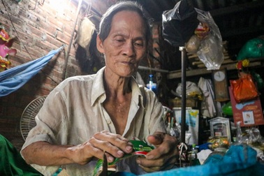 Chỉ còn một chân, chồng 80 tuổi vẫn đi nhặt ve chai nuôi vợ