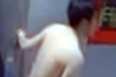 Truy tìm gã đàn ông khỏa thân đuổi theo cô gái ở Hà Nội