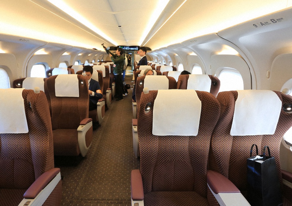 Người Việt đi tàu cao tốc xé gió 350km/h: Tàu êm ái, ga lớn như sân bay - 6