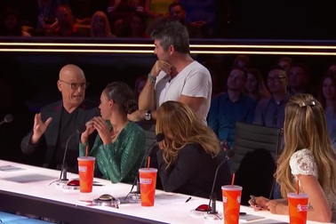 Tiết mục nhào lộn thăng bằng nghẹt thở