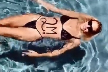 Devon Windsor khoe dáng thanh mảnh khi chạy trên phố