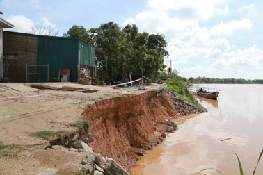 Sạt lở đất đẩy nhiều nhà dân đến bên "miệng hà bá"