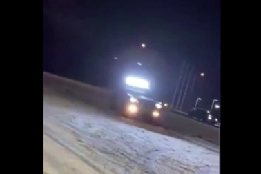 Tài xế ham trình diễn trên tuyết, xe Jeep trôi tuột và... mất hút