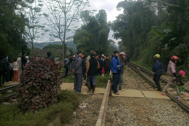 Đi chợ về bị xe lửa cán chết