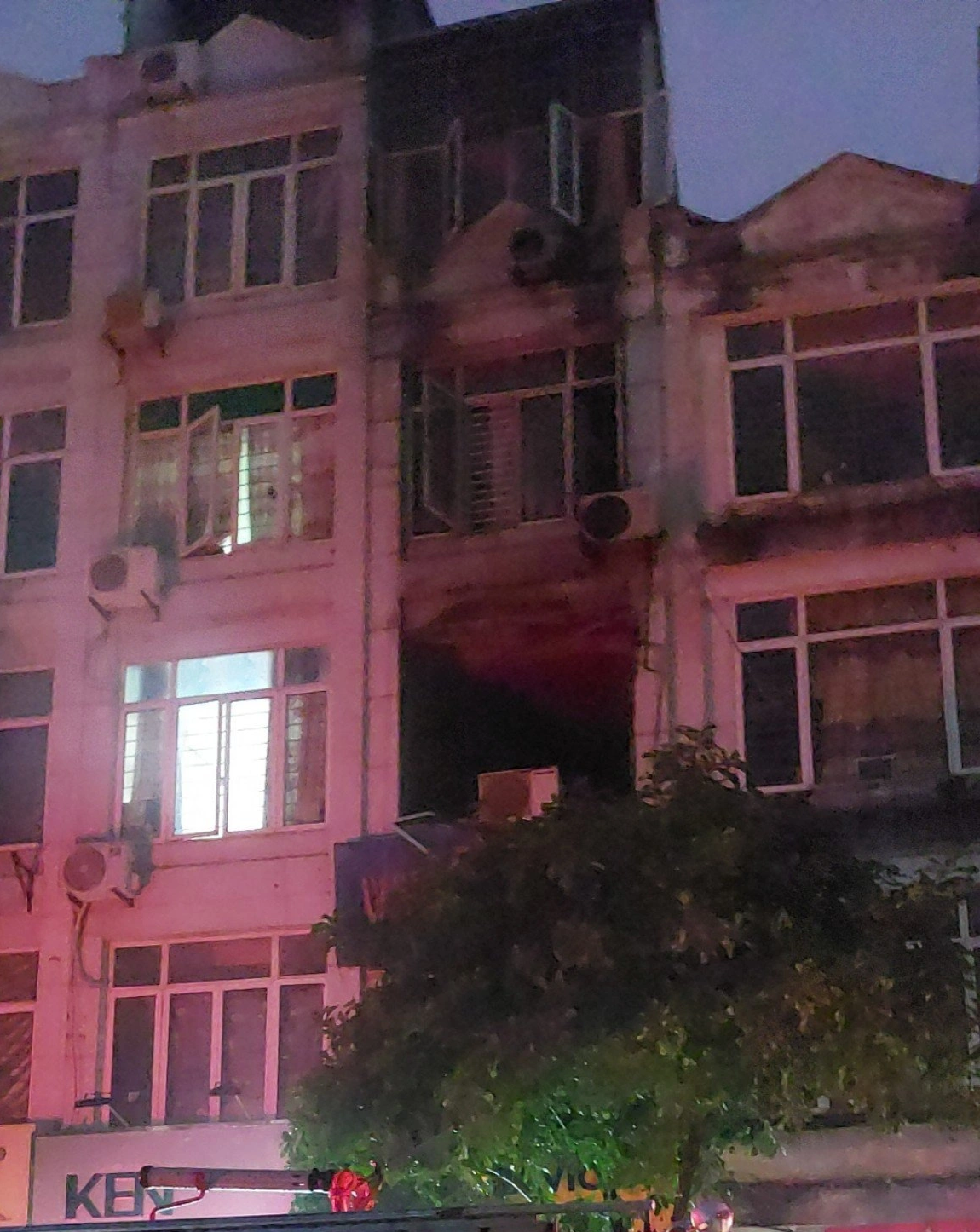 Hà Nội: Cháy nhà 5 tầng lúc rạng sáng, 2 người may mắn thoát nạn - 1