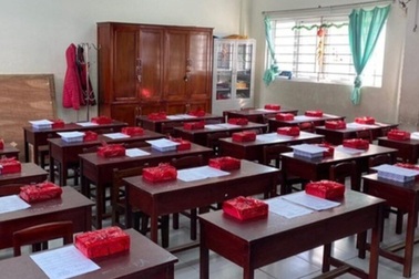 Bế giảng online, phụ huynh "lặng lẽ" đến trường nhận bằng khen cho con