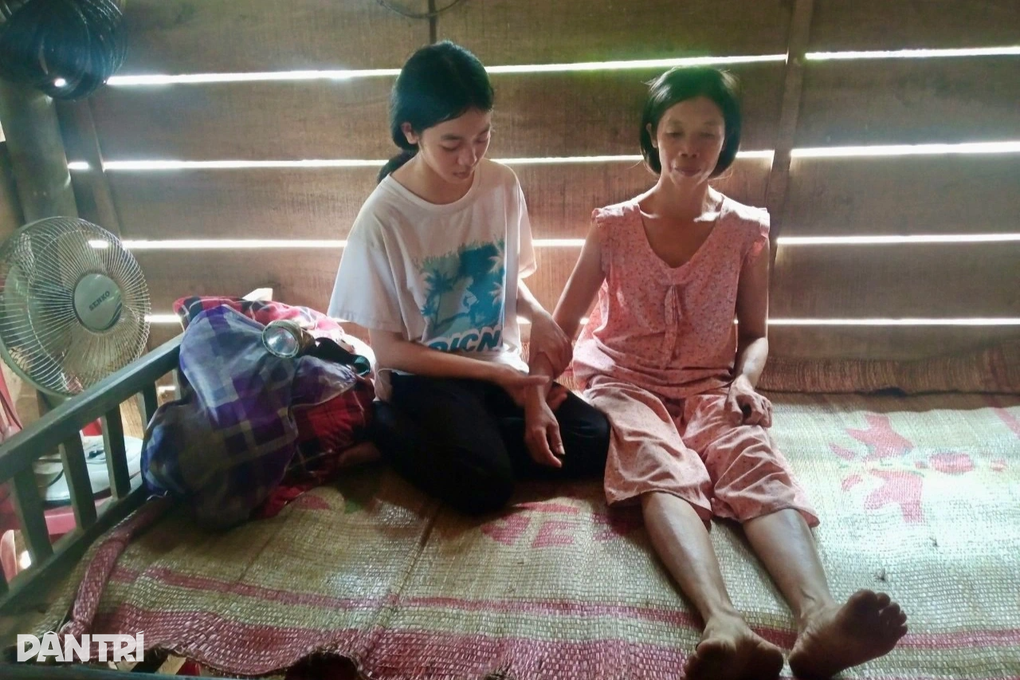 Nữ sinh không bố, mẹ khuyết tật, được tặng nhà và hơn 200 triệu đồng - 3 Nữ sinh không bố, mẹ khuyết tật, được tặng nhà và hơn 200 triệu đồng - 3