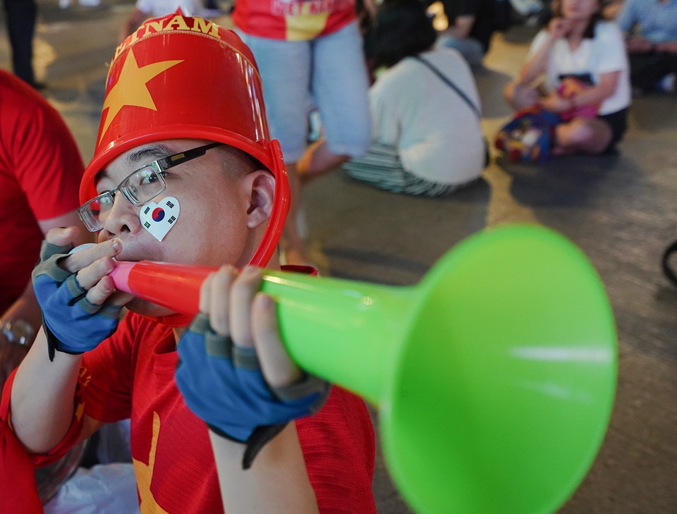 Không khí cổ vũ đội tuyển Việt Nam: Phố đi bộ Nguyễn Huệ đông nghẹt người - 5 Không khí cổ vũ đội tuyển Việt Nam: Phố đi bộ Nguyễn Huệ đông nghẹt người - 5