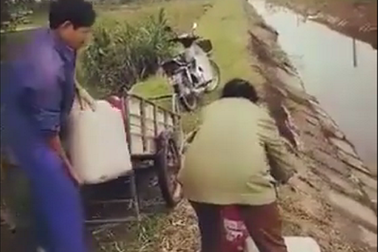 Vợ chồng trưởng thôn đổ chất thải bẩn ra môi trường