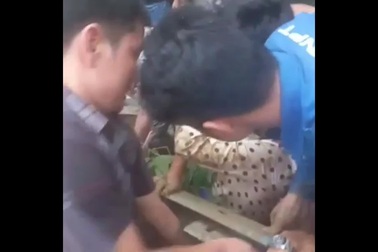 Nghẹt thở giây phút giải cứu 2 cô giáo bị đất, đá vùi lấp