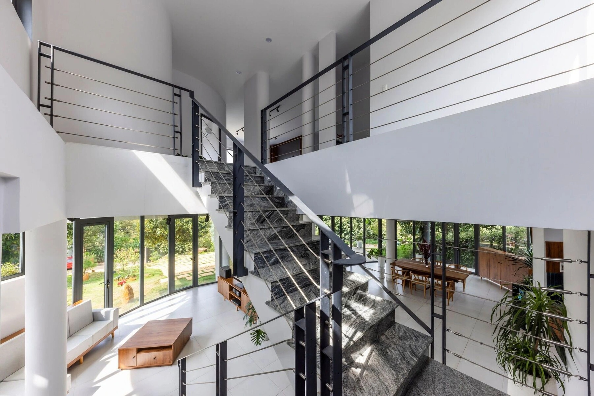 Nhà ở Lâm Đồng lấy cảm hứng từ dầm cầu, 4 mặt cửa kính ngập ánh sáng - 5 Nhà ở Lâm Đồng lấy cảm hứng từ dầm cầu, 4 mặt cửa kính ngập ánh sáng - 5