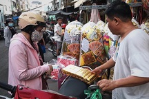 Tiểu thương "than trời" vì ế vàng mã, heo, vịt trong ngày Rằm tháng 7