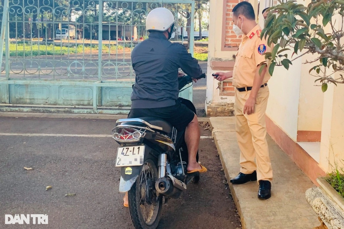 Xe hổ vồ nghênh ngang chở gấp đôi tải trọng, tráo tài tại trụ sở công an - 6 Xe hổ vồ nghênh ngang chở gấp đôi tải trọng, tráo tài tại trụ sở công an - 6