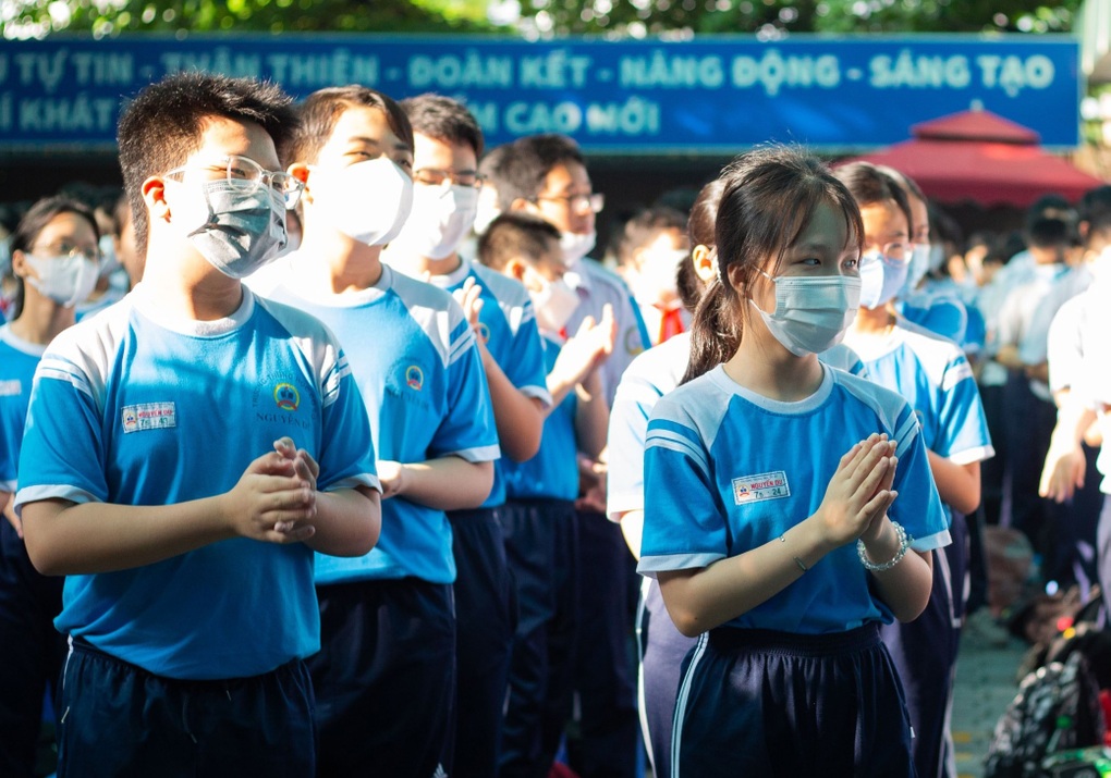 Học sinh hào hứng tham gia tổ tự quản cổng trường an toàn giao thông - 2 Học sinh hào hứng tham gia tổ tự quản cổng trường an toàn giao thông - 2