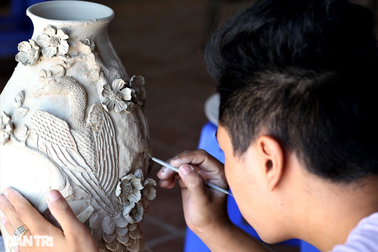 Mải miết "vọc đất", 9X khoác áo mới cho gốm Thanh Hà