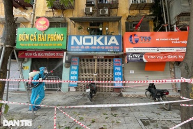 Hà Nội phun khử khuẩn ổ dịch Thanh Xuân Trung để đón 800 người trở về