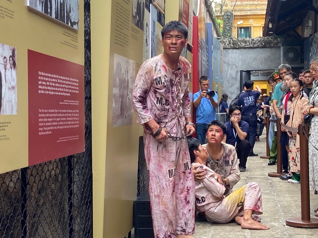 Tái hiện phút chia tay người chiến sĩ cách mạng tại “Bút sắc, lòng son” - 1 Tái hiện phút chia tay người chiến sĩ cách mạng tại “Bút sắc, lòng son” - 1