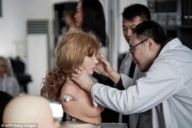 Bên trong nhà máy sản xuất búp bê tình dục ở Trung Quốc