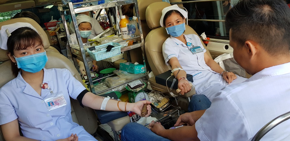 Gần 180 y bác sĩ tình nguyện hiến máu cứu bệnh nhân - 5 Gần 180 y bác sĩ tình nguyện hiến máu cứu bệnh nhân - 5