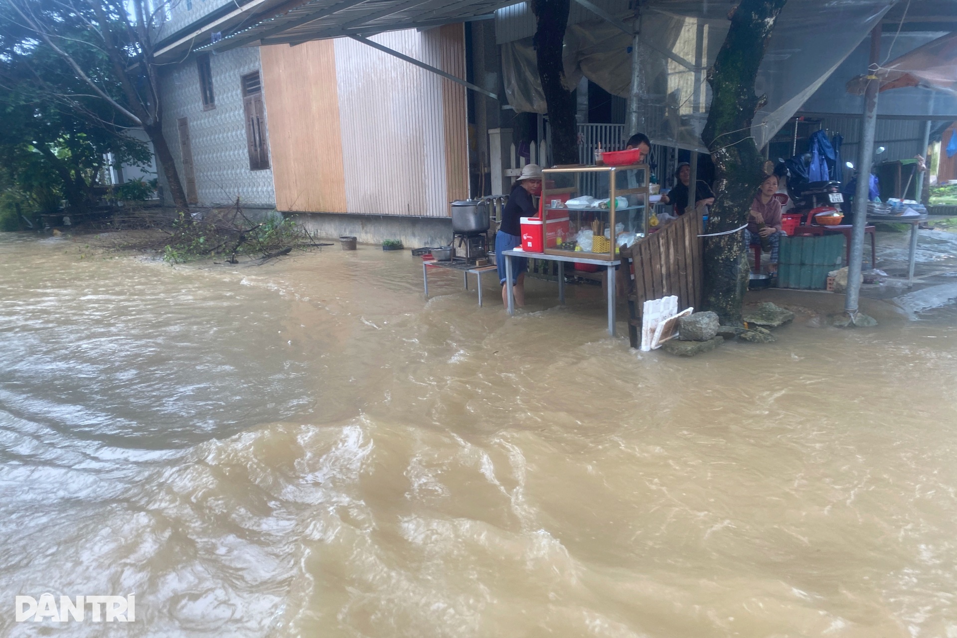 Nhiều ngôi làng ở Huế lại bị nước lũ nhấn chìm - 7 Nhiều ngôi làng ở Huế lại bị nước lũ nhấn chìm - 7