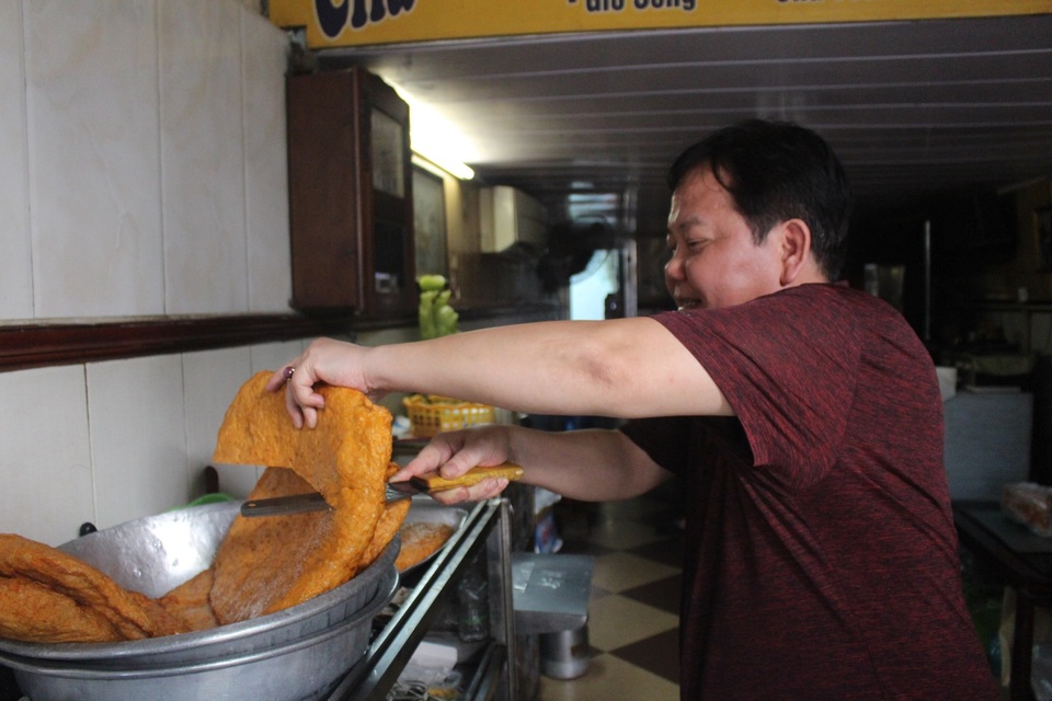 Báu vật giúp hàng giò chả nức tiếng phố cổ Hà Nội đông khách suốt 40 năm - 8