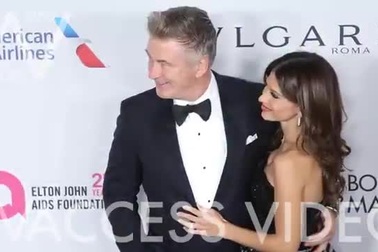 Alec Baldwin đẹp đôi bên vợ trẻ