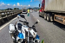CSGT giải cứu các tài xế hết xăng, hỏng lốp trên cao tốc