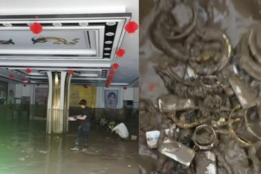 Trung Quốc: Tiệm vàng bị lũ cuốn, người dân đổ xô tìm 20kg vàng dưới bùn