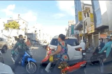 Xung đột giao thông, nam thanh niên dùng mũ bảo hiểm phang thẳng đầu phụ nữ