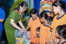 Công an TPHCM trao 500 phần quà Trung thu cho trẻ em có hoàn cảnh khó khăn