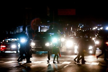 Cuộc sống đảo lộn trong bóng tối tại “những thành phố ma” ở Venezuela