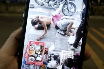 Hy hữu một thợ sơn rơi trúng người dân ở trung tâm TPHCM