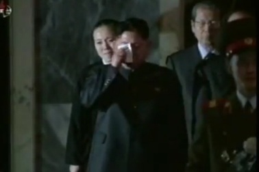 Đại tướng Kim Jong-un bật khóc trước linh cữu cha