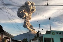 Núi lửa Philippines phun tro bụi cao 4.000m