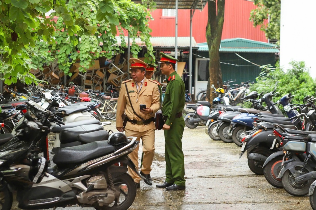 CSGT đồng loạt kiểm tra, học sinh mang xe máy đi tẩu tán vẫn không thoát - 1