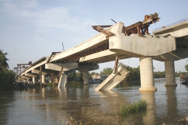 Sập dầm cầu Chợ Đệm là do sơ suất của công nhân