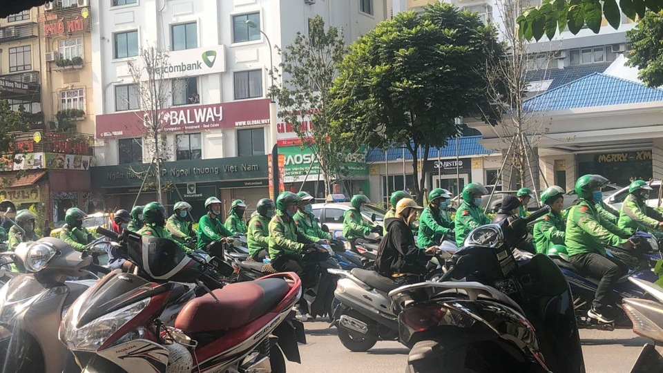 Cảnh sát giải tán hàng trăm người mặc đồng phục diễu hành quanh hồ Gươm - 2 Cảnh sát giải tán hàng trăm người mặc đồng phục diễu hành quanh hồ Gươm - 2